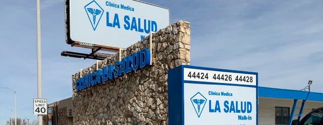 Fachada de Clínica Médica La Salud Walk In en Lancaster, California, atención médica sin cita previa