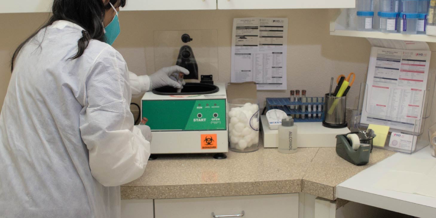 Laboratorio clínico en Clínica Médica La Salud realizando análisis médicos